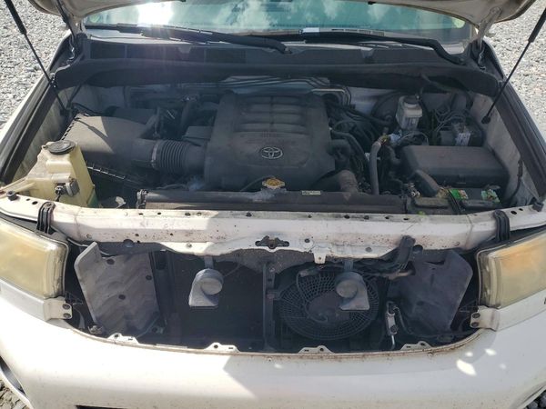 2015 TOYOTA SEQUOIA Platinum Grade — Engine bay