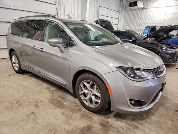 2017 CHRYSLER PACIFICA Touring L — Passenger 3/4