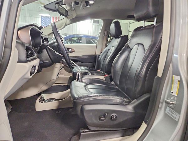 2017 CHRYSLER PACIFICA Touring L — DENT