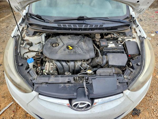 2016 HYUNDAI ELANTRA — Engine bay