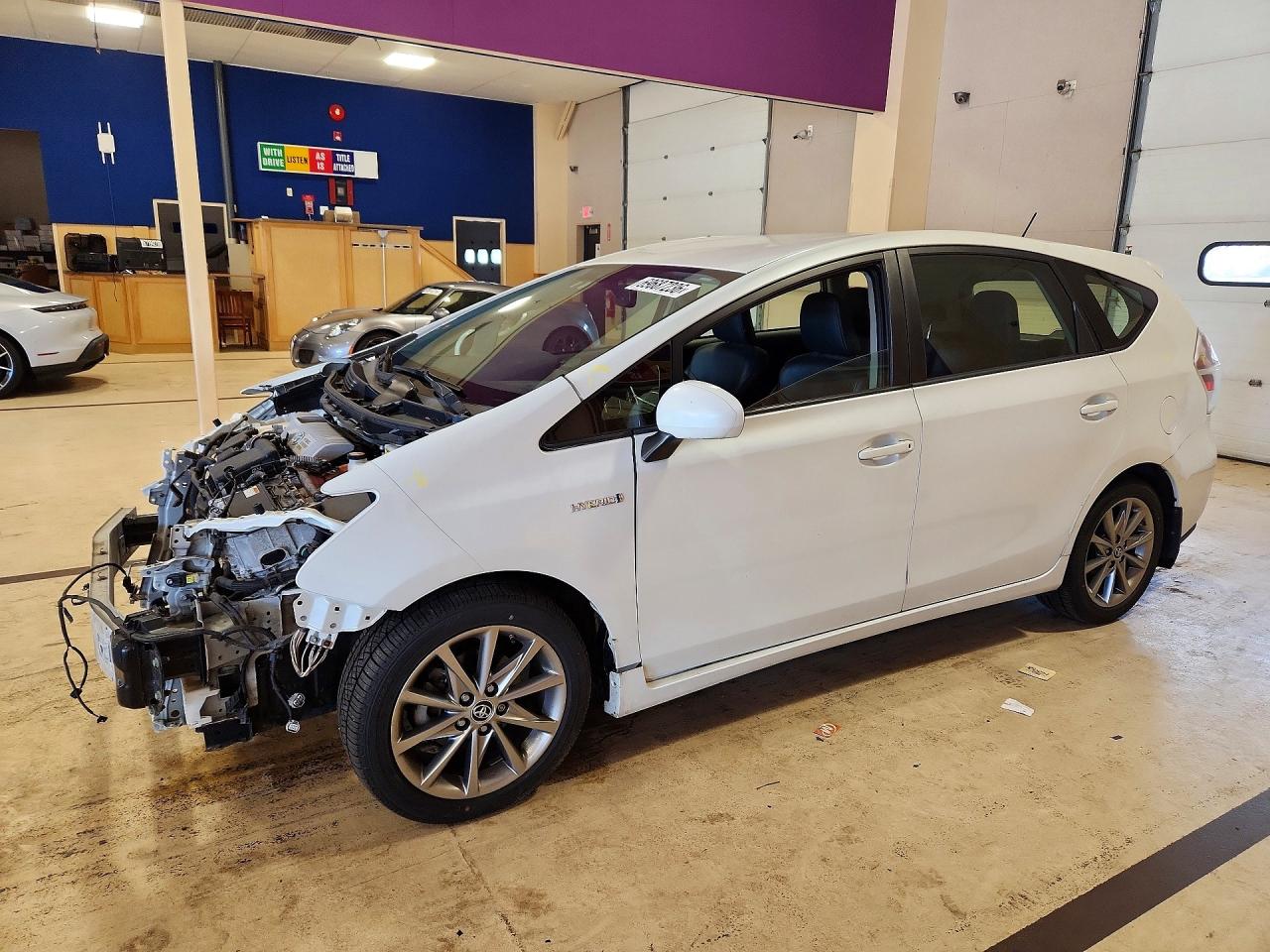 2015 TOYOTA PRIUS — Front 3/4