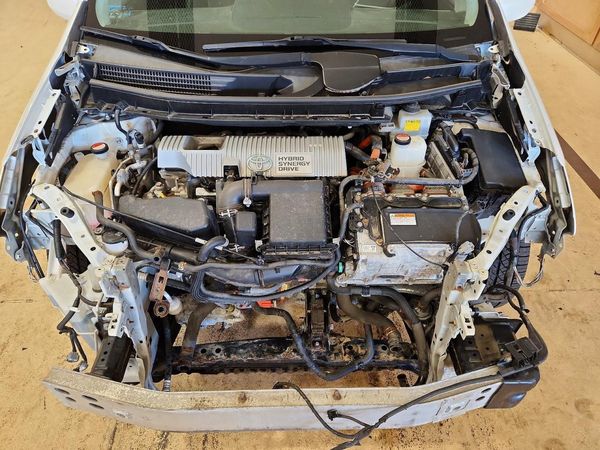 2015 TOYOTA PRIUS — Engine bay
