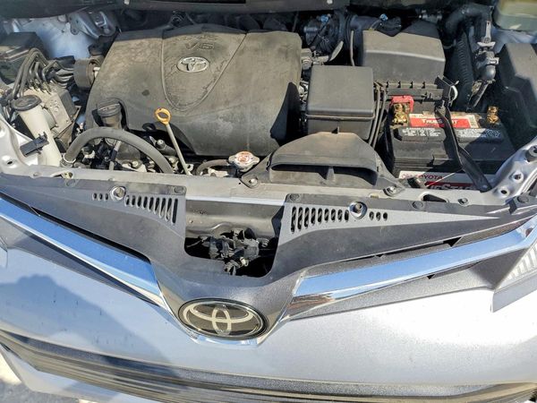 2018 TOYOTA SIENNA — Engine bay