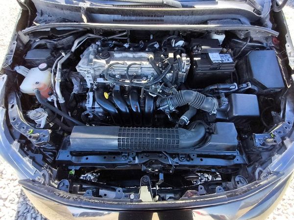 2020 TOYOTA COROLLA LE — Engine bay