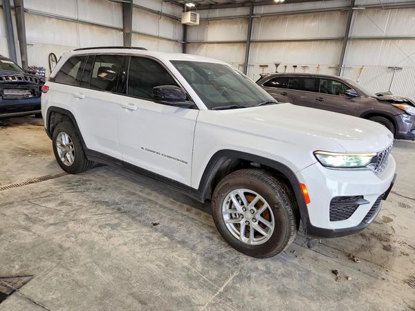 2025 JEEP GRAND CHEROKEE Laredo, Altitude — Passenger 3/4