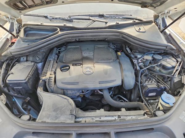 2012 MERCEDES-BENZ ML ML350 4-MATIC — Engine bay