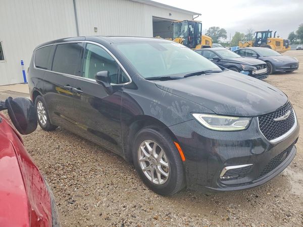 2024 CHRYSLER PACIFICA Touring L — Passenger 3/4