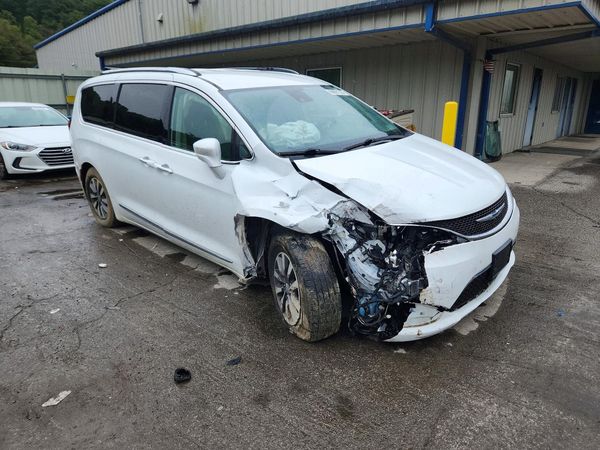 2020 CHRYSLER PACIFICA Touring L Plus — Passenger 3/4