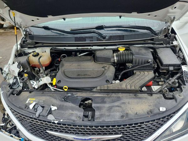 2020 CHRYSLER PACIFICA Touring L Plus — Engine bay