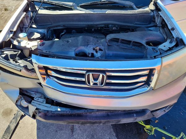 2012 HONDA PILOT EX-L — Engine bay