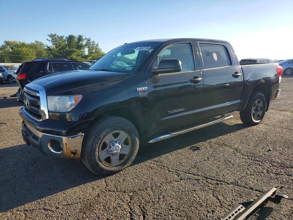 2013 TOYOTA TUNDRA SR5 — Front 3/4