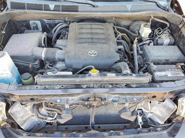 2013 TOYOTA TUNDRA SR5 — Engine bay