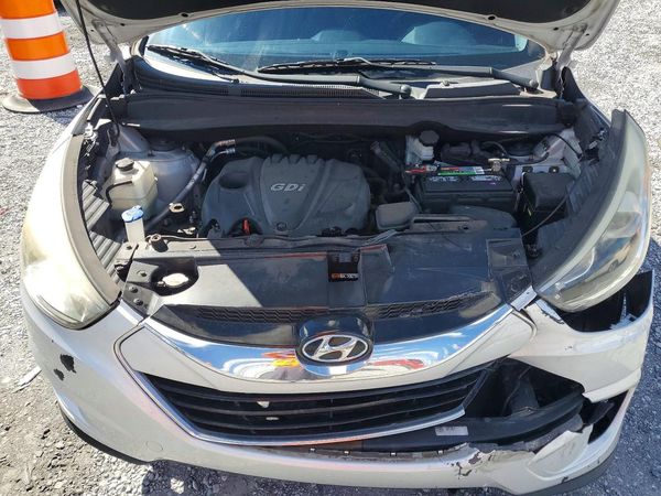 2015 HYUNDAI TUCSON GLS (Middle) — Engine bay