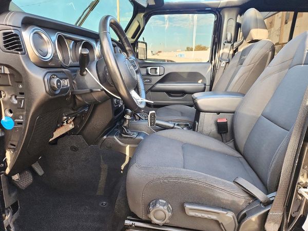 2019 JEEP WRANGLER Unlimited Sahara — DENT