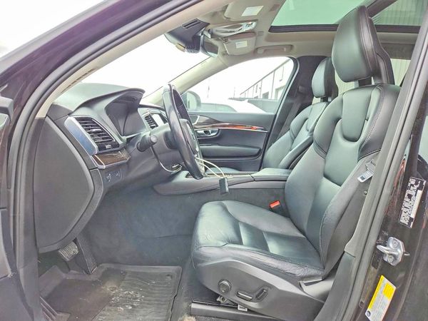 2017 VOLVO XC90 Momentum — DENT