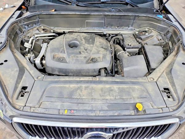 2017 VOLVO XC90 Momentum — Engine bay