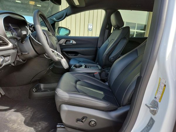 2027 CHRYSLER PACIFICA Select — DENT