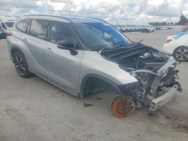 2022 TOYOTA HIGHLANDER XSE — Passenger 3/4