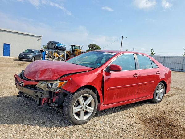 2014 TOYOTA CAMRY — Front 3/4