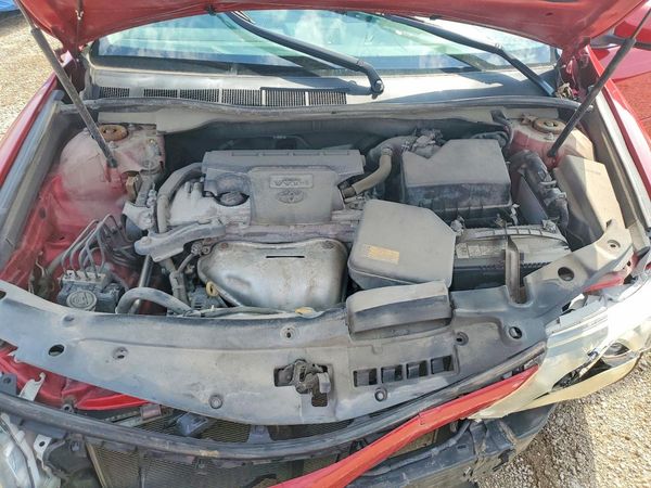 2014 TOYOTA CAMRY — Engine bay