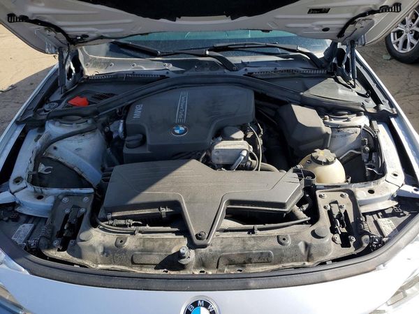 2016 BMW 328 xDrive SA — Engine bay
