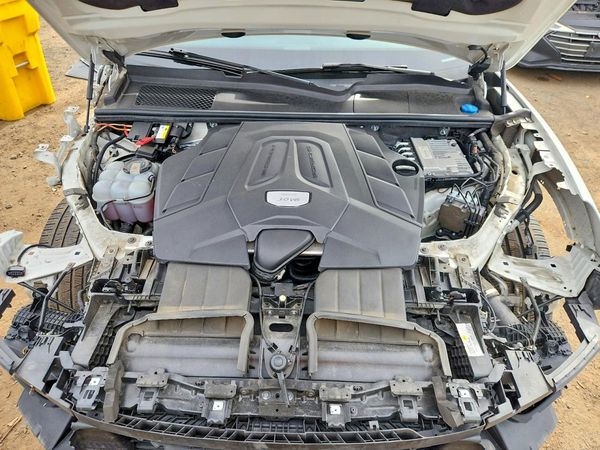 2019 PORSCHE CAYENNE — Engine bay