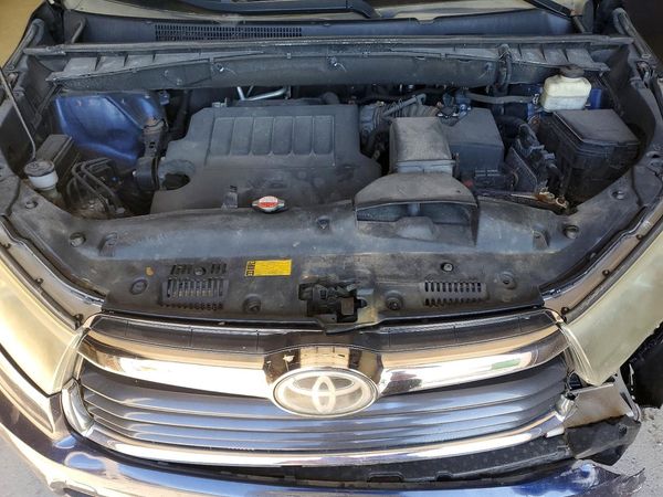 2016 TOYOTA HIGHLANDER Base/Hybrid — Engine bay