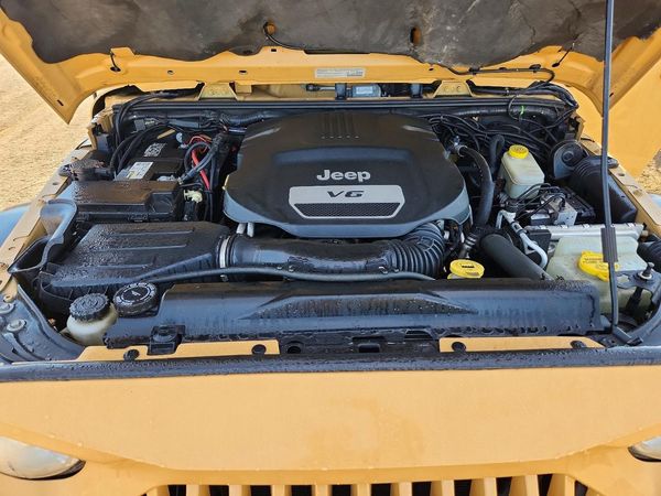 2014 JEEP WRANGLER Rubicon — Engine bay