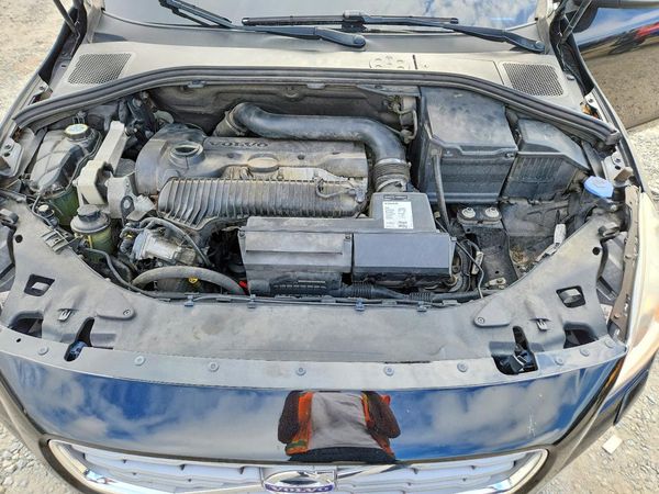 2013 VOLVO S60 — Engine bay