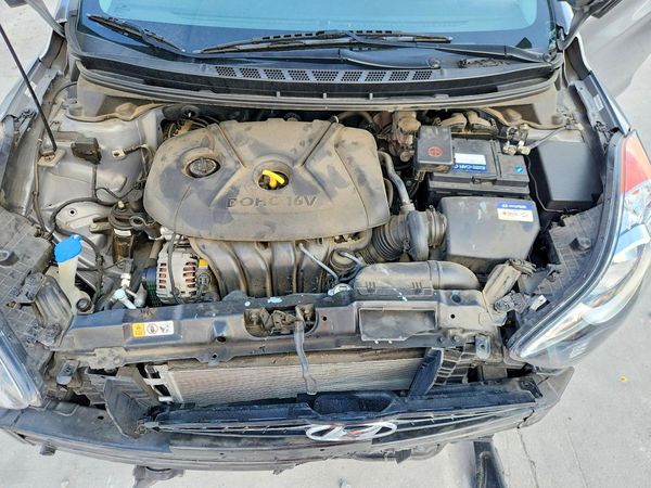 2013 HYUNDAI ELANTRA — Engine bay