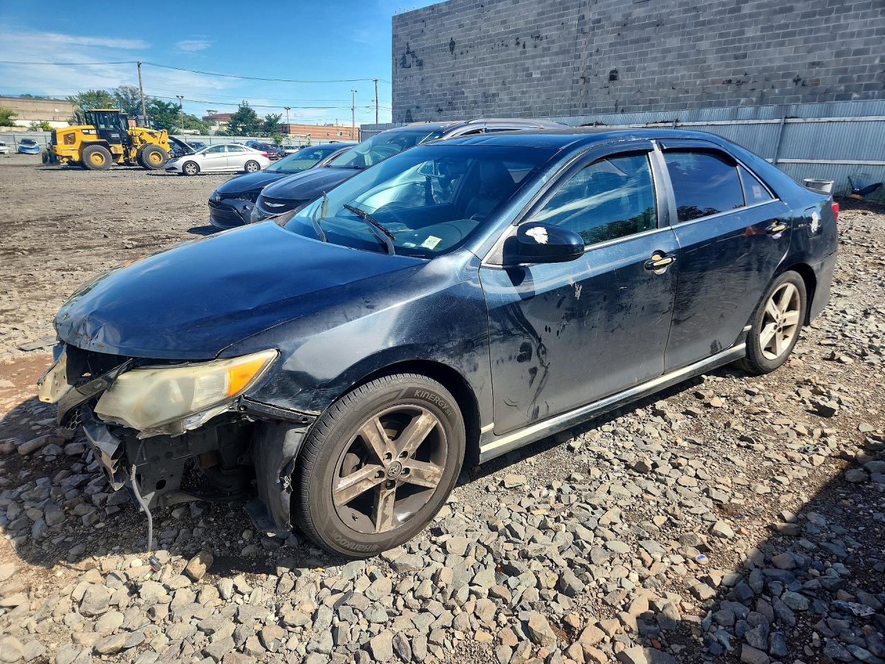 2014 TOYOTA CAMRY — Front 3/4