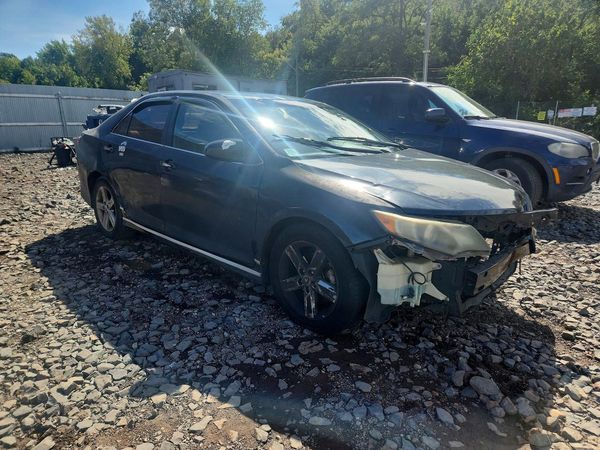 2014 TOYOTA CAMRY — Passenger 3/4