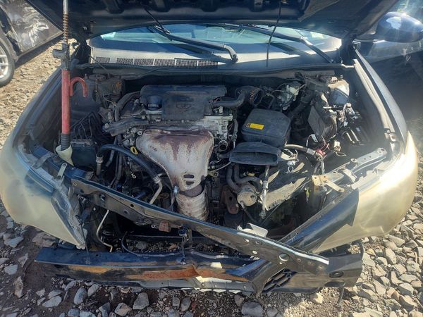 2014 TOYOTA CAMRY — Engine bay