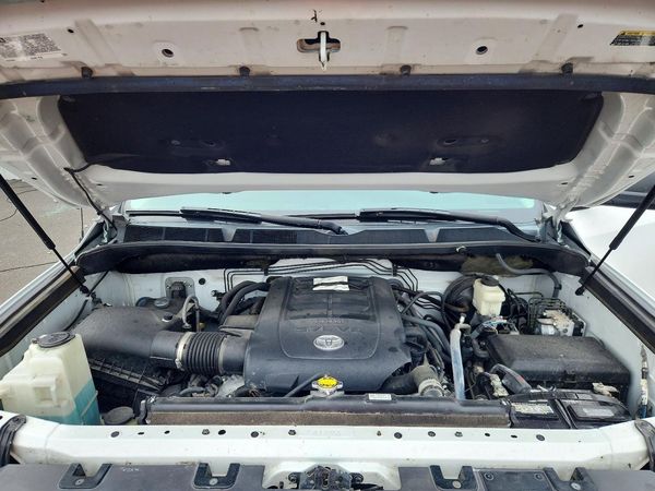 2018 TOYOTA TUNDRA SR/SR5 — Engine bay