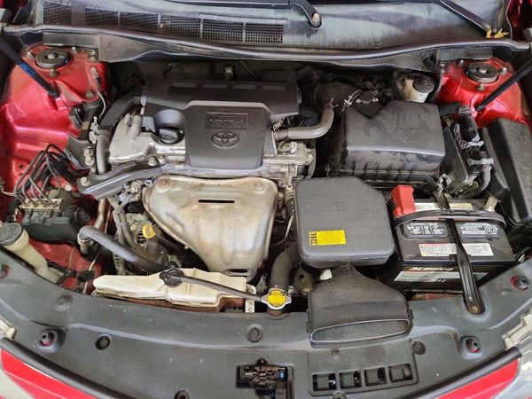 2014 TOYOTA CAMRY — Engine bay