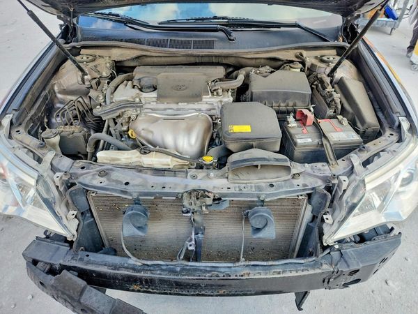 2014 TOYOTA CAMRY — Engine bay