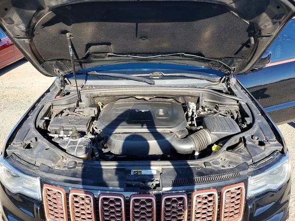 2017 JEEP GRAND CHEROKEE OVERLAND 4X4 — Engine bay