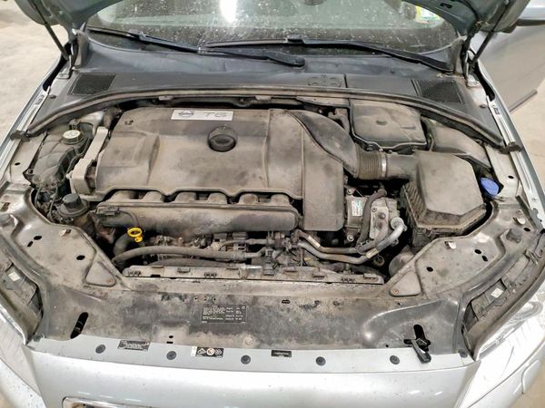 2013 VOLVO S80 — Engine bay
