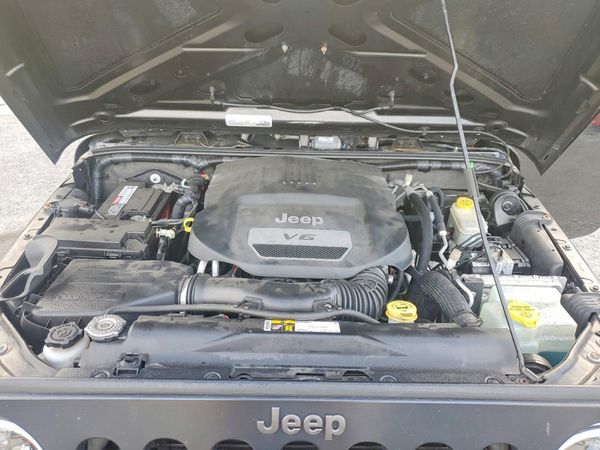 2016 JEEP WRANGLER UNLIMITED Sport — Engine bay