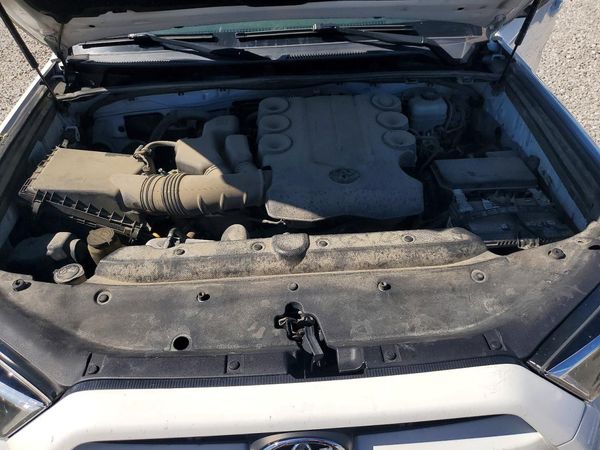 2017 TOYOTA 4RUNNER — Engine bay