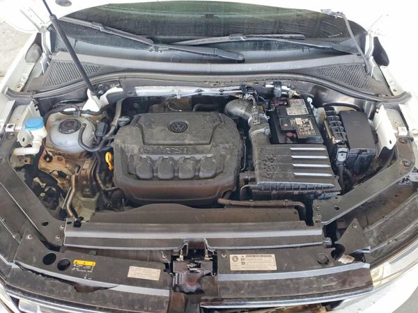 2018 VOLKSWAGEN TIGUAN SE, SEL — Engine bay