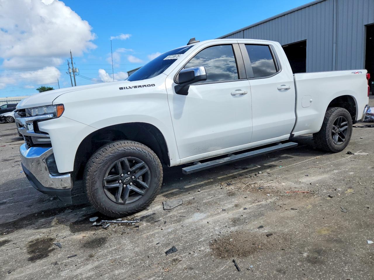 2019 CHEVROLET SILVERADO LT — Front 3/4