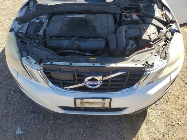 2012 VOLVO XC60 — Engine bay