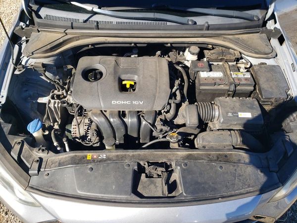2017 HYUNDAI ELANTRA — Engine bay