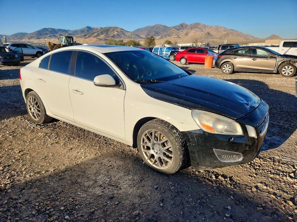 2013 VOLVO S60 — Passenger 3/4