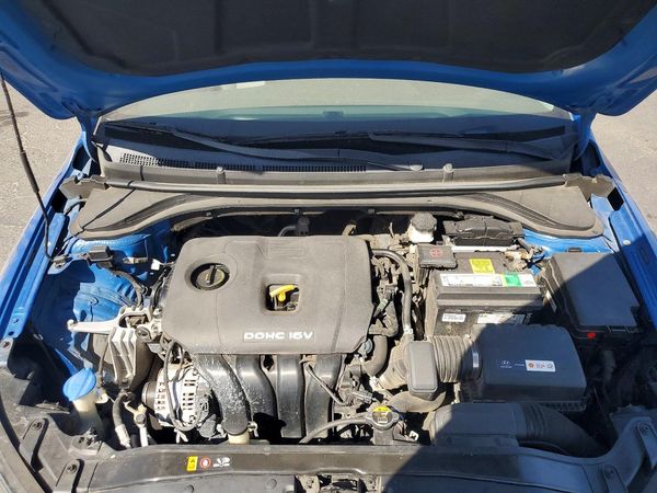 2018 HYUNDAI ELANTRA — Engine bay