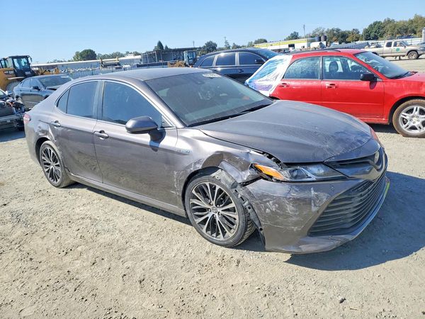 2020 TOYOTA CAMRY LE Hybrid — Passenger 3/4