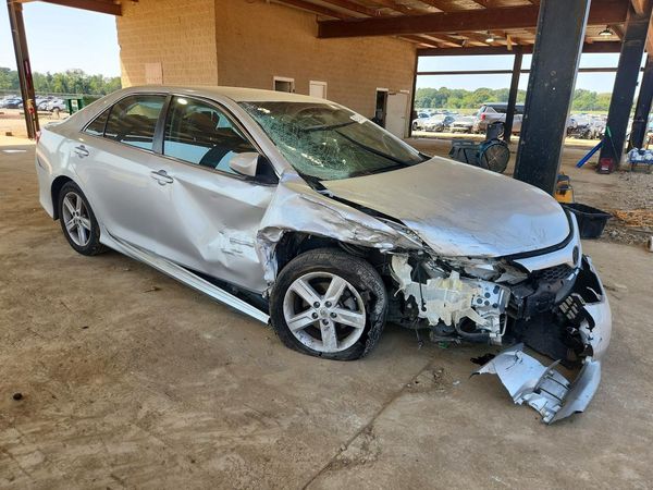 2014 TOYOTA CAMRY — Passenger 3/4