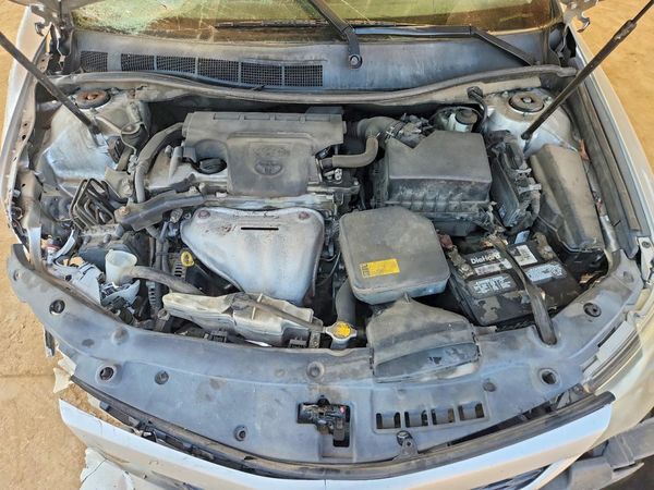 2014 TOYOTA CAMRY — Engine bay