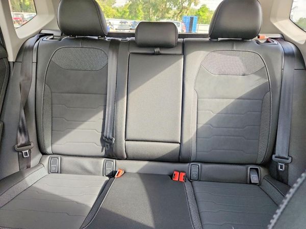 2026 VOLKSWAGEN TAOS SE Black — SUVN